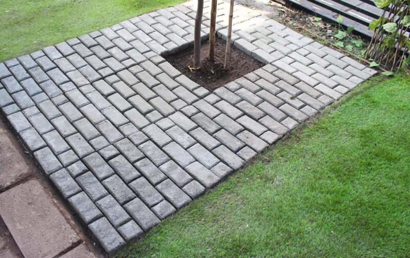 Instalación de palmetas de adoquines modulares en exterior