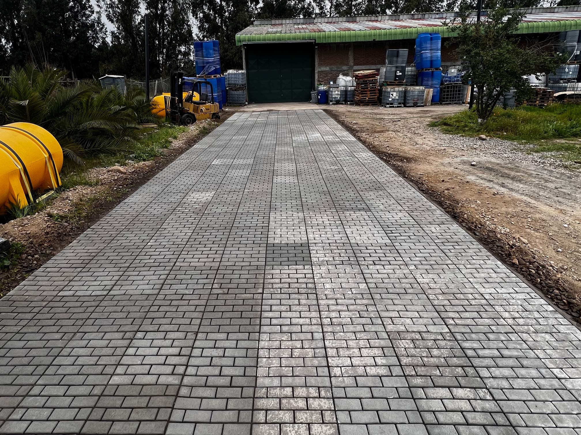 Adoquines Modulares Hilera en acceso de fábrica y galpón