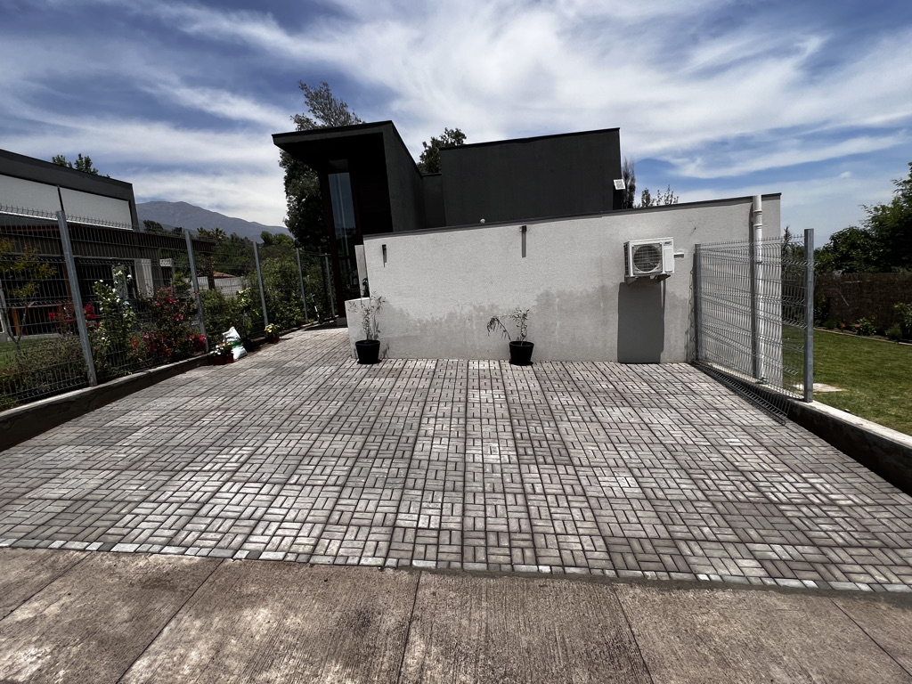 Acceso a estacionamiento con Adoquines Modulares modelo Bloque