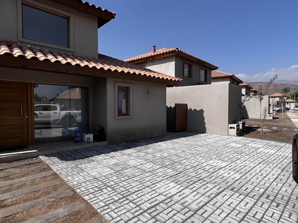 Estacionamiento amplio con Adoquines Modulares modelo Bloque
