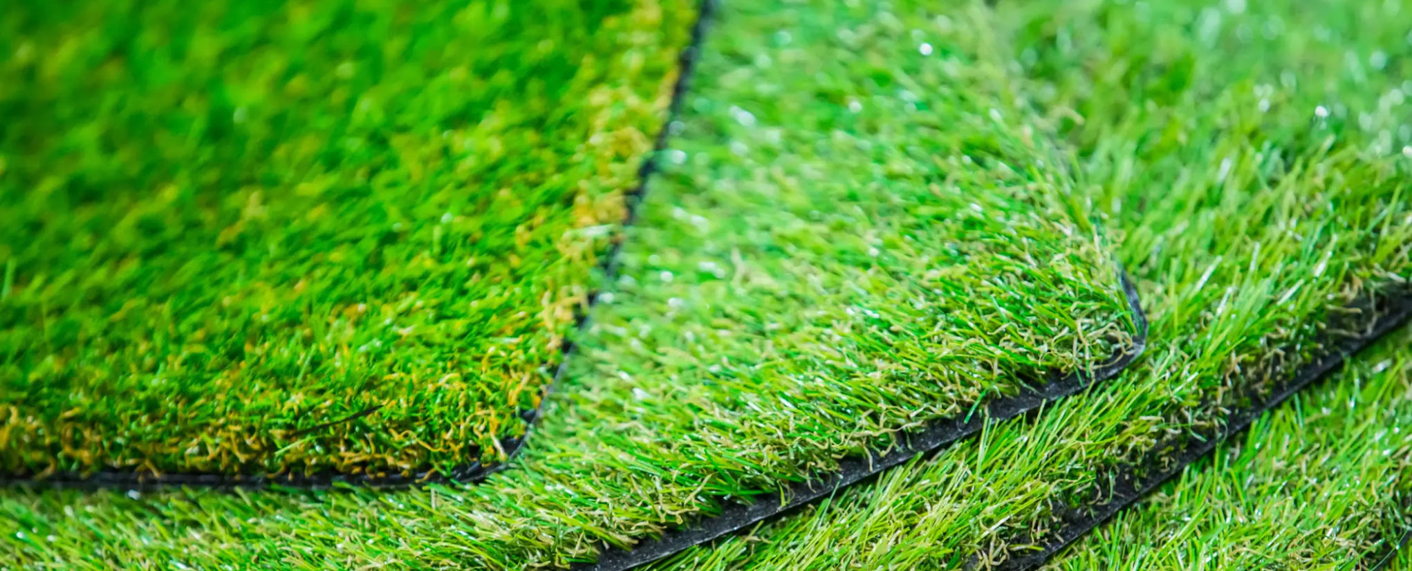 Pasto artificial de 30 mm instalado en espacio exterior
